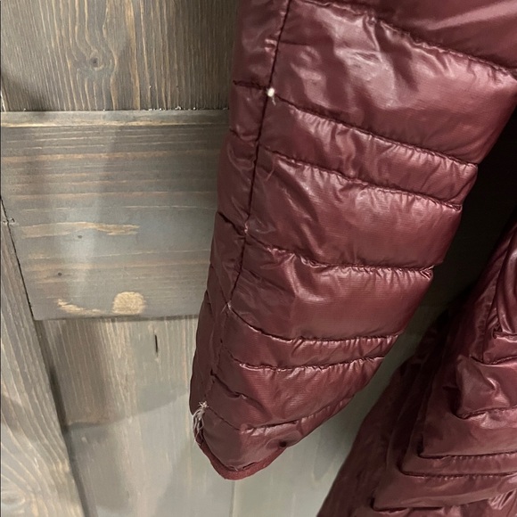 Patagonia Women's Burgundy Hooded Puffer Jacket - Picture 4 of 5